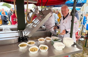 REKORD-INSTITUT f&uuml;r DEUTSCHLAND: Am Tag des offenen Denkmals: riesige Portion Altm&auml;rkische Hochzeitssuppe holt den offiziellen Weltrekord (339,3 Liter)