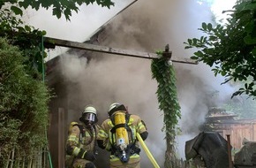 Freiwillige Feuerwehr Menden: FW Menden: Werkstattschuppen in Vollbrand