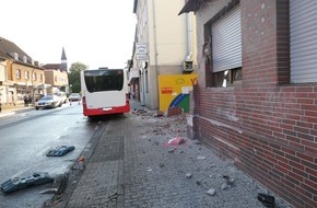 Feuerwehr Dortmund: FW-DO: Bus rammt Wohn-und Geschäftshaus
