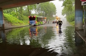 Freiwillige Feuerwehr Bad Salzuflen: FF Bad Salzuflen: Unwetterfront sorgt für 80 Einsätze / Freiwillige Feuerwehr Bad Salzuflen ist mit vereinten Kräften unterwegs