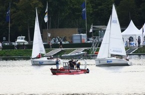 Feuerwehr Essen: FW-E: Feuerwehr rettet vier Personen aus Baldeneysee, Rettungsboot während der Essener Segelwoche ständig besetzt