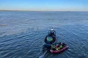 Feuerwehr Bremerhaven: FW Bremerhaven: Feuerwehr rettet Person aus der Weser