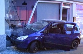 Polizei Mönchengladbach: POL-MG: 20-Jähriger fährt in Schaufensterscheibe einer Fahrschule
