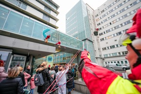 FW Stuttgart: Feuerwehr-Nikoläuse seilen sich von Kinderklinik ab
