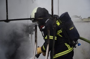 Feuerwehr Iserlohn: FW-MK: Brennender Pferdeanhänger