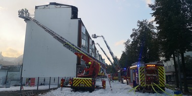 Feuerwehr Gelsenkirchen: FW-GE: Ausgedehnter Dachbrand in Gelsenkirchen Buer - Folgemeldung