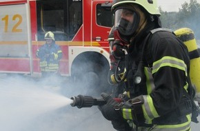 Feuerwehr Dinslaken: FW Dinslaken: Feuer in Großgarage sorgte für viel Arbeit für die Feuerwehr