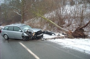 Polizeiinspektion Hameln-Pyrmont/Holzminden: POL-HOL: Kreisstraße 50 zwischen Fohlenplacken und Holzminden: Gegen Baum geprallt - Fahrer verletzt  - Auf winterglatter Straße von Fahrbahn abgekommen -