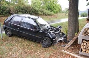 Polizeidirektion Kaiserslautern: POL-PDKL: Von der Fahrbahn abgekommen und gegen Baum geprallt