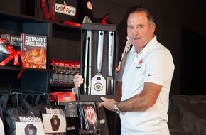 Kamin und Grill Shop GmbH: Grillfürst geht mit Eintracht Frankfurt in die nächste Runde / Fußball-Weltmeister von 1990 Uwe Bein freut sich auf die neuen Eintracht-Grillprodukte von Grillfürst