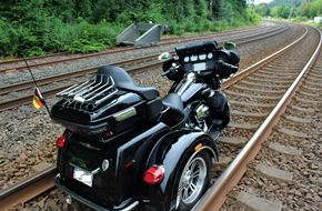 Kreispolizeibehörde Olpe: POL-OE: Trike-Fahrer fährt auf Bahngleise