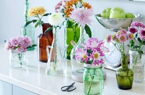 Blumenbüro: Stimmungsvoller Sommerauftakt im Interior / Farbenfroher Indoor-Sommer mit der Chrysantheme