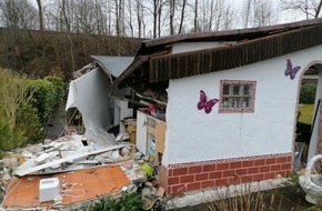 Feuerwehr Essen: FW-E: Verpuffung in Gartenlaube - eine Person schwer verletzt