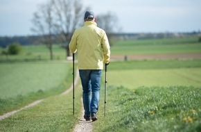 T&Uuml;V S&Uuml;D: Mehr Halt bergauf und bergab - so bringen Wanderst&ouml;cke Sicherheit ins Gel&auml;nde