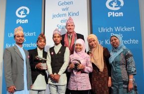 Plan International Deutschland e.V.: Ulrich Wickert Preis für Kinderrechte 2013 in Berlin verliehen /
Medienbeiträge aus Deutschland, Ruanda und Nepal zum Welt-Mädchentag prämiert (BILD)