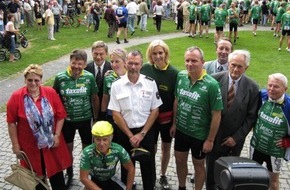 Polizeidirektion Göttingen: POL-GOE: (1063/2008) Polizeidirektion Göttingen und Polizeiinspektion Northeim/Osterode spenden 1.111 Euro der 25. Tour der Hoffnung - Polizeipräsident Hans Wargel fährt eine Etappe der Tour mit