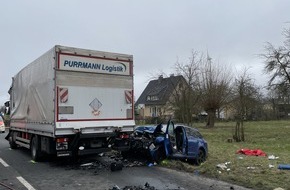 Freiwillige Feuerwehr Lage: FW Lage: TH P-klemm1 / Verkehrsunfall PKW gegen LKW - Detmolder Str. - 01.03.2021 - 12:30 Uhr