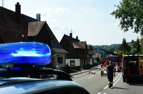 Kreisfeuerwehrverband Calw e.V.: KFV-CW: Offener Dachstuhlbrand in der Stuttgarter Straße in Calw