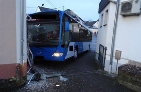 Polizeidirektion Wittlich: POL-PDWIL: Verkehrsunfall - Bus prallt gegen Hauswand