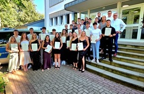 Polizei Minden-L&uuml;bbecke: POL-MI: N&auml;chstes Level erreicht - 26 Fachabiturientinnen und Fachabiturienten feiern Abschluss