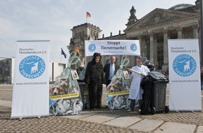 Deutscher Tierschutzbund e.V.: Entwürdigt. Entstellt. Entsorgt. Tiere in Versuchen / Kampagne Tierversuchsprotest startete heute mit einer Aktion vor dem Berliner Reichstag (mit Bild)