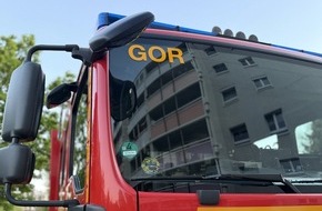 Feuerwehr Dresden: FW Dresden: Kinderwagen brennt im Hausflur - F&uuml;nf Personen verletzt