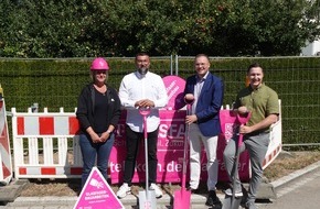Deutsche Telekom AG: Krumbach: Spatenstich f&uuml;r Glasfaserausbau