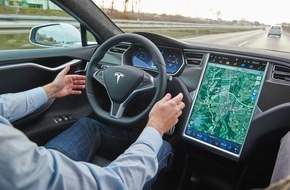 ADAC: Ein Assistent ist kein Pilot / ADAC überprüft "Autopiloten" des Tesla Model S / Autofahrer muss während der gesamten Fahrt in der Verantwortung bleiben