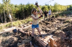 Bergwaldprojekt e.V.: Fast 40 Freiwillige mit dem Bergwaldprojekt e.V. bei der Moorwiedervernässung in Kell am See im Einsatz