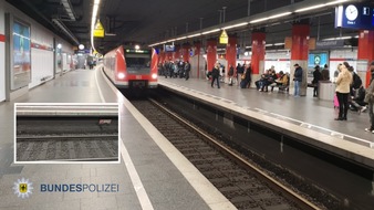 Bundespolizeidirektion München: Bundespolizeidirektion München: Mann stürzt vor einfahrende S-Bahn / Schutzraum rettet ihm das Leben