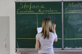Deutschland im Plus - Die Stiftung für private Überschuldungsprävention: Stiftung "Deutschland im Plus" setzt sich für finanzielle Bildung an Schulen ein