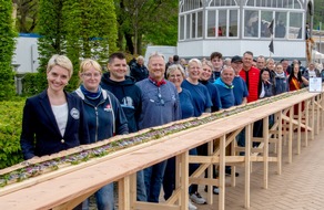 REKORD-INSTITUT für DEUTSCHLAND: Rügen knackt Fischbrötchen-Weltrekord von Usedom und produziert »längstes Bismarckheringsbrötchen« der Welt