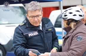 Polizeipräsidium Südhessen: POL-DA: Darmstadt/Südhessen: Auftaktveranstaltung zur Fahrradregistrierung lockt viele Interessierte auf dem Luisenplatz an / Polizei registriert und codiert über 100 Fahrräder