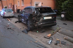 Polizeipräsidium Hamm: POL-HAM: Seat kollidiert mit Baum und geparktem Auto