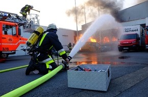 Feuerwehr Essen: FW-E: Feuer in Lagerhalle in Essen-Altenessen