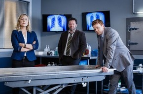 ARD Das Erste: Start der vierten Staffel "Brokenwood - Mord in Neuseeland": Ein Sprung "Im freien Fall" endet für einen routinierten Fallschirmspringer mit dem Tod / Sonntag, 17. Oktober 2021, 21:45 Uhr im Ersten