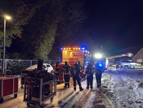 FW-AUR: Feuer an Carport greift auf Elektroautos &uuml;ber