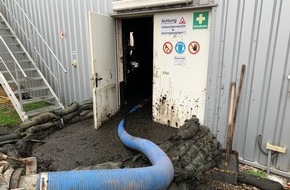 Freiwillige Feuerwehr Borgentreich: FW Borgentreich: Großen Mengen Substrat trete bei einer havarierten Biogasanlage aus. Feuerwehr unterstützt den Betreiber