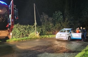 Feuerwehr Sprockhövel: FW-EN: PKW fährt in umgestürzten Baum