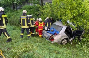 Feuerwehr Mülheim an der Ruhr: FW-MH: Schwerer Verkehrsunfall auf der Autobahn. Eine Person eingeschlossen und schwer verletzt.