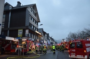 Feuerwehr Lennestadt: FW-OE: Feuerwehr rettet 2 Personen nach Kellerbrand in Wohn- und Geschäftshaus