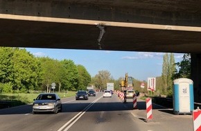 Polizeidirektion Landau: POL-PDLD: Mit Baggerarm an Brücke hängen geblieben