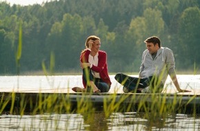 ZDF: Qual der Wahl im ZDF-"Herzkino": In "Inga Lindström: Willkommen im Leben" steht Nike Fuhrmann zwischen drei Männern (FOTO)