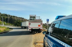 Polizeipräsidium Mittelhessen - Pressestelle Lahn - Dill: POL-LDK: Polizei kontrolliert gewerblichen Güterkraftverkehr + in Laden eingebrochen