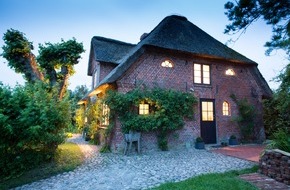 Charming Hideaways UG: Charming Hideaways - Premium-Ferienhausportal für besondere Urlaubsdomizile