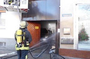 Feuerwehr der Stadt Arnsberg: FW-AR: Feuerwehr verhindert Übergreifen eines Pkw-Brandes auf Wohnhaus in Neheim: Wehrleute bringen Bewohner in Sicherheit