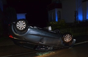 Kreispolizeibehörde Herford: POL-HF: Seat überschlägt sich - 71-jährige Fahrerin leicht verletzt