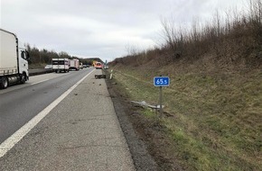 Polizeidirektion Kaiserslautern: POL-PDKL: Autofahrerin bedrängt - Unfall gebaut