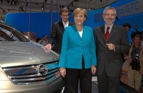 Opel Automobile GmbH: Angela Merkel auf der Frankfurter IAA