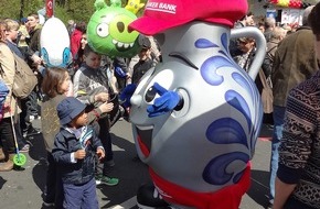 OYAK ANKER Bank GmbH: Bei Groß und Klein gefragt / Internationales Kinderfest in Berlin erneut ein tolles Erlebnis / Sympathieträger "Bembelino" und Fotoaktion mit großer Resonanz (BILD)